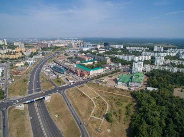 Vista aérea da cidade Ufa do rio, vila, parque, planta — Fotografia de Stock