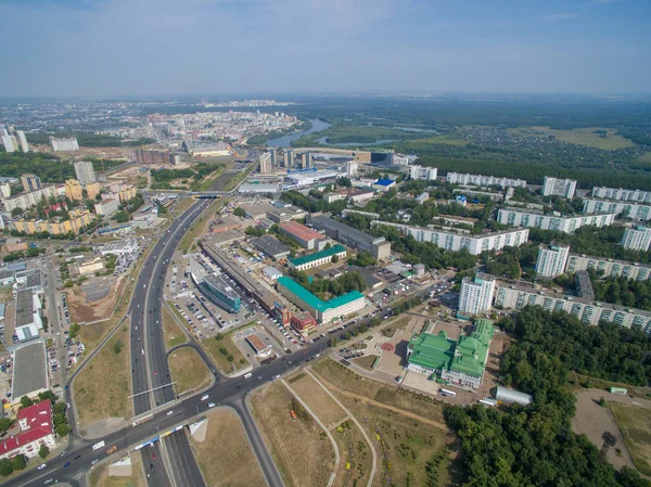 Luftaufnahme der Stadt Ufa vom Fluss, Dorf, Park, Anlage — Stockfoto