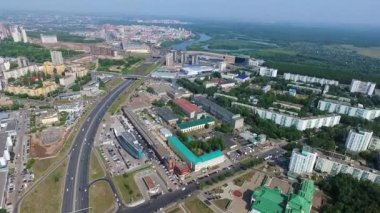 Ufa nehir, köy, park, bitki şehrin havadan görünümü
