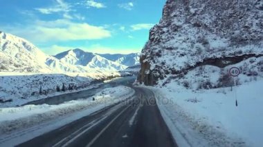 Dağ Altay yatay hareket, 4k bir otomobilin penceresinden