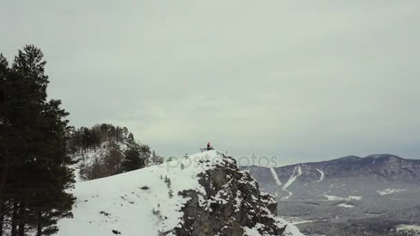 技术雪地车上的人爬到山顶。冬天山上 — 图库视频影像