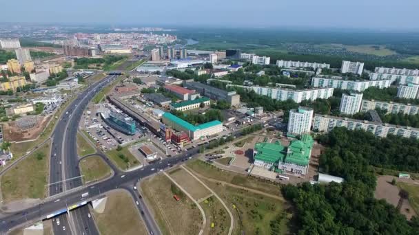 Veduta aerea della città Ufa dal fiume, villaggio, parco, pianta — Video Stock