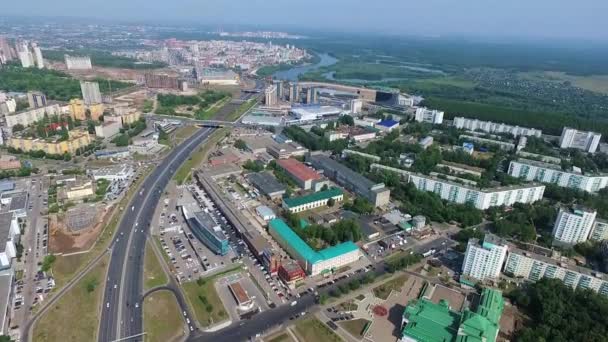 Вид с воздуха на город Уфа с реки, села, парка, завода — стоковое видео