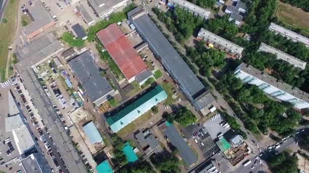 Vue aérienne de la ville Ufa depuis le parc, l'usine, la circulation — Video