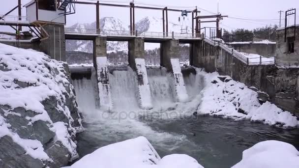 Υδροηλεκτρικού σταθμού στο chemal, το Αλτάι, Σιβηρία — Αρχείο Βίντεο