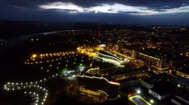 Geceleri Ufa şehir tarihi ve kültürel merkezinde. Airview