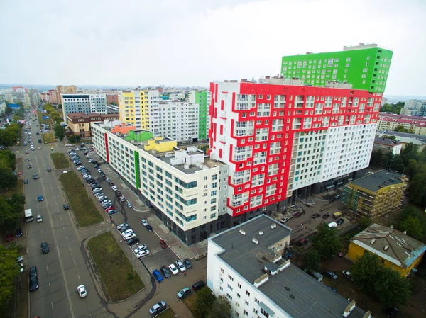 Casa de color brillante se encuentra en el medio de la gris — Foto de Stock