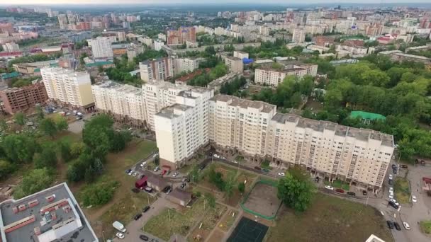 Letecký pohled na město Ufa z řeky, vesnice, park, rostlina — Stock video