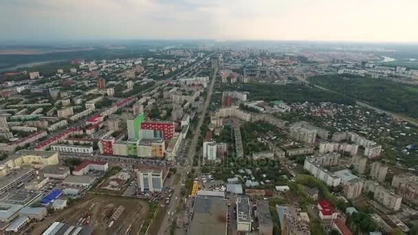 Vista aérea de la ciudad verde Ufa desde el río, pueblo, parque, planta — Vídeo de stock