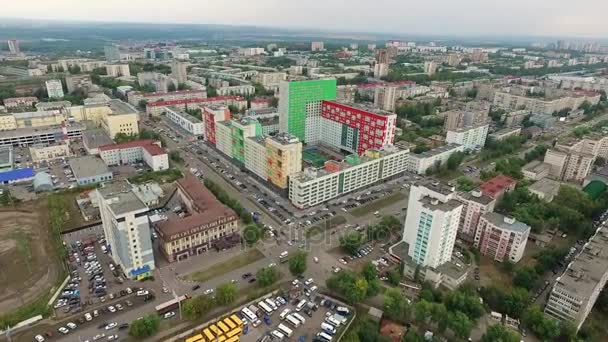 Яркий цветной дом стоит посреди серой массы в городе Уфа — стоковое видео
