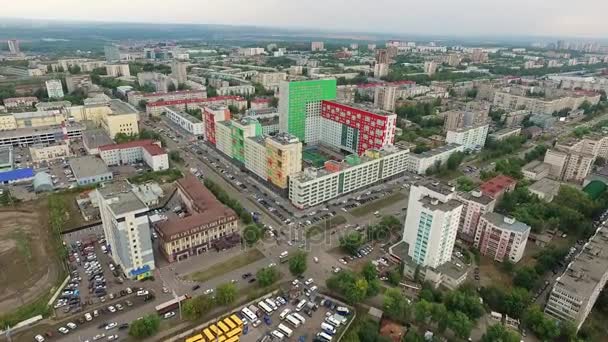 Helles Haus steht inmitten der grauen Masse in der Stadt ufa — Stockvideo