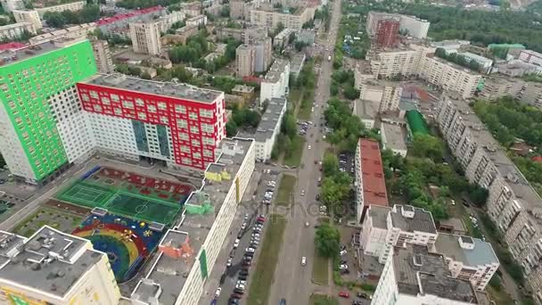 Casa de colores brillantes se encuentra en medio de la masa gris en la ciudad de Ufa — Vídeos de Stock