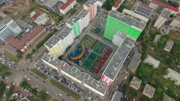 Φωτεινά χρωματισμένα σπίτι στέκεται στη μέση η γκρίζα μάζα σε η πόλη της Ufa — Αρχείο Βίντεο