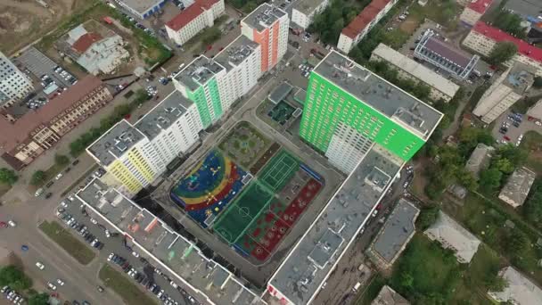 Gri seviye Ufa şehri, ortasında parlak renkli ev standları — Stok video