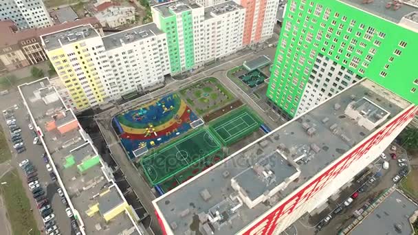 Casa de colores brillantes se encuentra en medio de la masa gris en la ciudad de Ufa — Vídeos de Stock