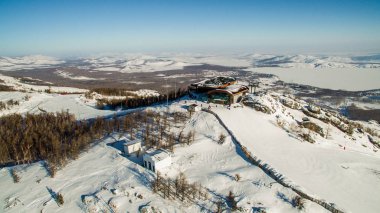 Kayakçılar ve snowboard düşkünleri slayt dağın aşağı göl Bannoe yakın. Hava