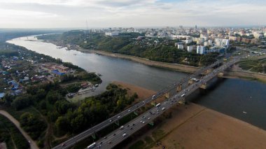 Şehir sonbaharda. Yol, orman, nehir panoramik havadan görünümü.