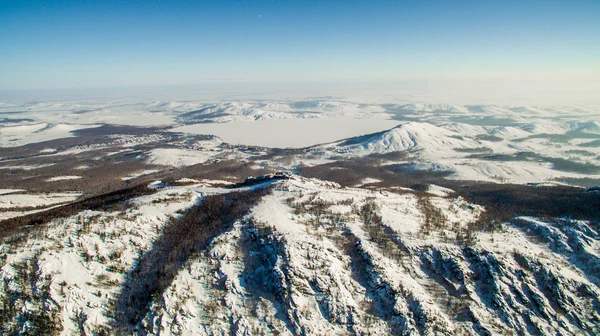 Montagnes russes de l'Oural en hiver. Vue aérienne lac, infini blanc — Photo