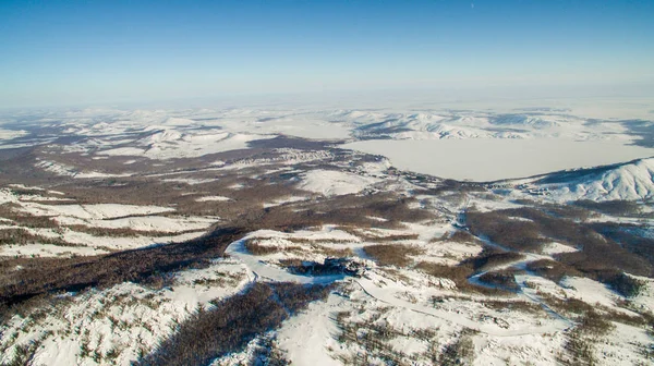 Montagnes russes de l'Oural en hiver. Vue aérienne lac, infini blanc — Photo