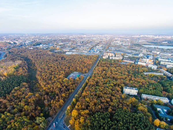 Осінь у місті. Панорамний вид на повітря на дорогу, ліс, озеро — стокове фото