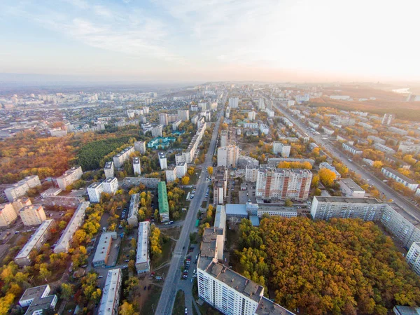 Şehir sonbaharda. Yol, orman, nehir panoramik havadan görünümü.
