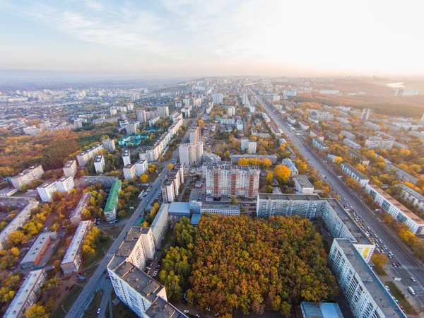 Herbst in der Stadt. Panorama-Luftaufnahme an Straße, Wald, Fluss. — Stockfoto