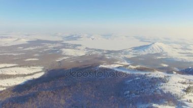Kayakçılar ve snowboard düşkünleri slayt dağın aşağı göl Bannoe yakın. Hava