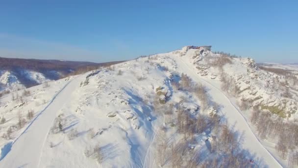 Les skieurs et les snowboarders descendent le flanc de la montagne près du lac Bannoe. Aérien — Video