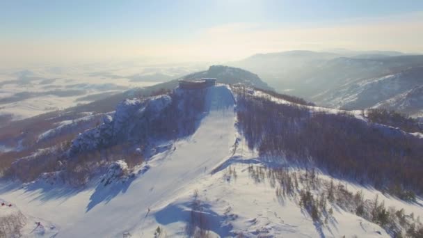 滑雪和滑雪板滑下山坡附近湖 Bannoe。空中 — 图库视频影像