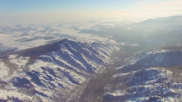 Montanhas Urais Russas no inverno. Lago vista aérea, infinito branco — Vídeo de Stock