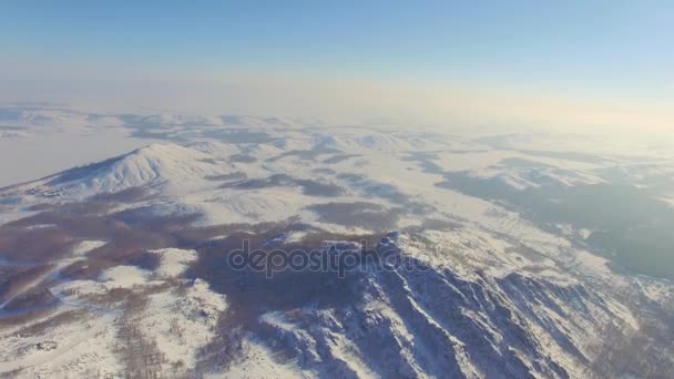 Rosyjski Ural góry zimą. Widok z lotu ptaka infinity jeziora, biały — Wideo stockowe