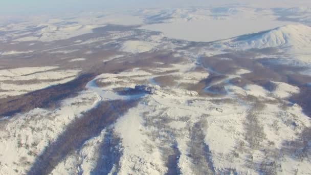 Russische Berge im Winter. Luftaufnahme See, weiße Unendlichkeit — Stockvideo