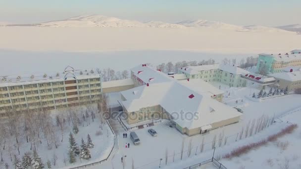 Resort en lago congelado en las montañas. Aérea. Ural, Rusia — Vídeo de stock