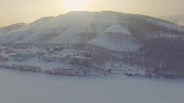 Resort sur un lac gelé dans les montagnes. Aérien. Oural, Russie — Video