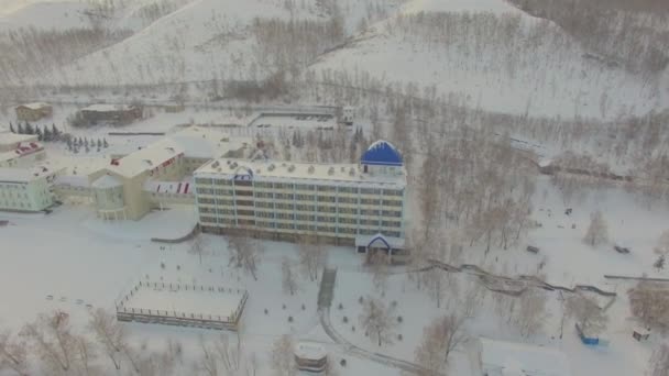 Resort en lago congelado en las montañas. Aérea. Ural, Rusia — Vídeos de Stock