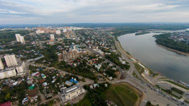 Şehir sonbaharda. Yol, orman, nehir panoramik havadan görünümü.