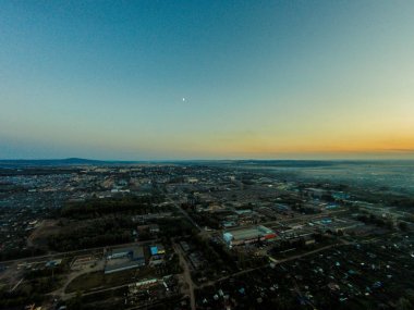 Petrol tesisi, orman, köy manzarası ile günbatımı. Hava