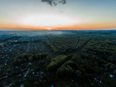 Petrol tesisi, orman, köy manzarası ile günbatımı. Hava