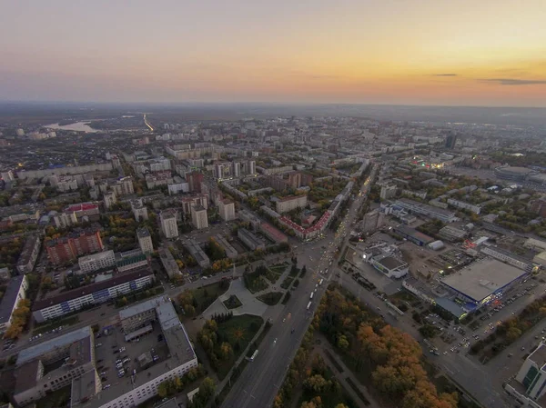 Herbst in der Stadt. Panorama-Luftaufnahme an Straße, Wald, Fluss. — Stockfoto