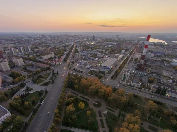 Осень в городе. Панорамный вид с воздуха на дорогу, лес, реку . — стоковое фото