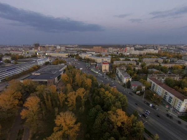 Herbst in der Stadt. Panorama-Luftaufnahme an Straße, Wald, Fluss. — Stockfoto