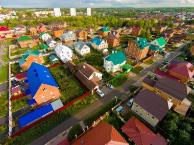 Şehir bulutlu gökyüzü altında. Yağmur yağacak..