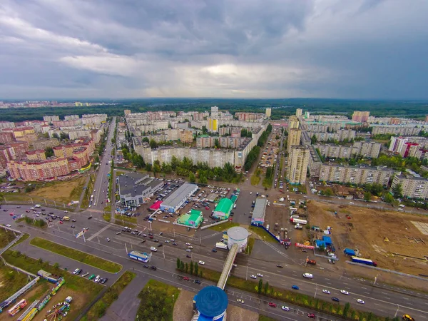 Stadt unter bewölktem Himmel. Es wird regnen. — Stockfoto