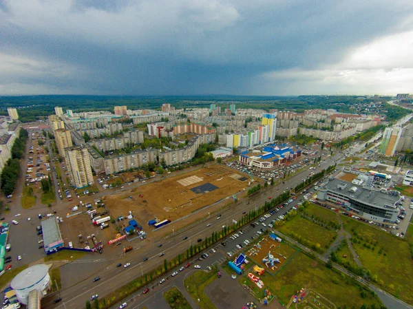 Город под облаками. Идет дождь. . — стоковое фото