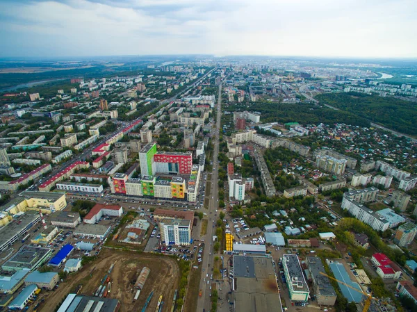 Вид с воздуха на город Уфа с движения, здания, реку, лес — стоковое фото