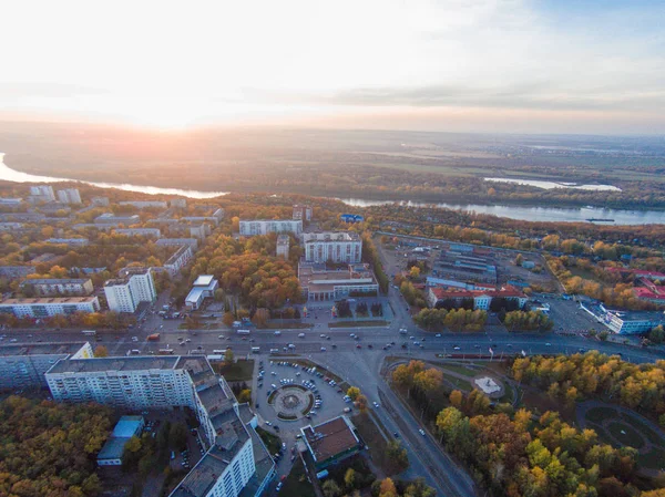 Şehir sonbaharda. Yol, orman, nehir panoramik havadan görünümü.
