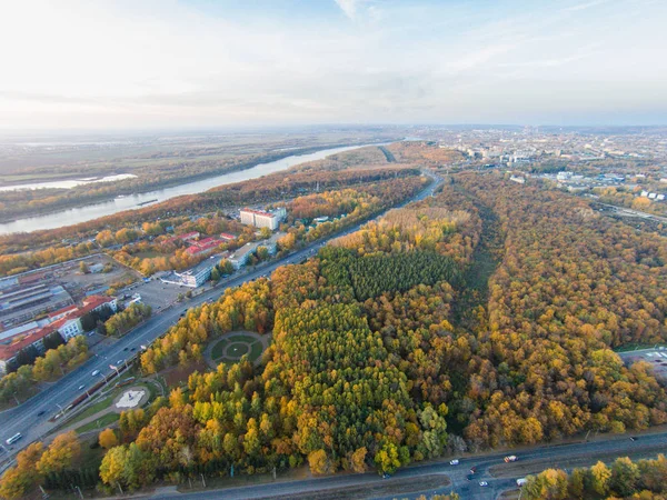 Herbst in der Stadt. Panorama-Luftaufnahme an Straße, Wald, Fluss. — Stockfoto