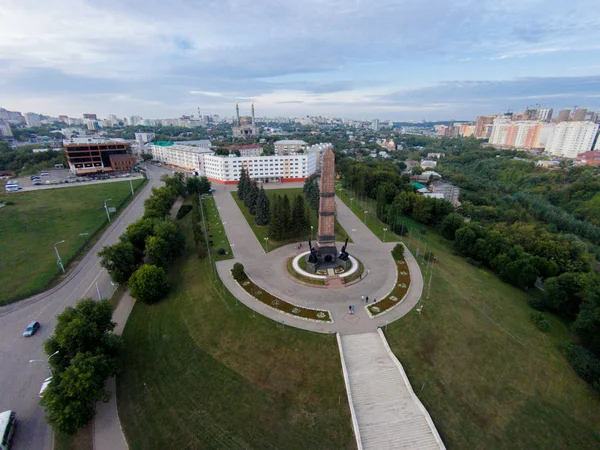 Осень в городе. Панорамный вид с воздуха на дорогу, лес, реку . — стоковое фото