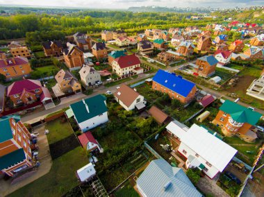 Şehir bulutlu gökyüzü altında. Yağmur yağacak..