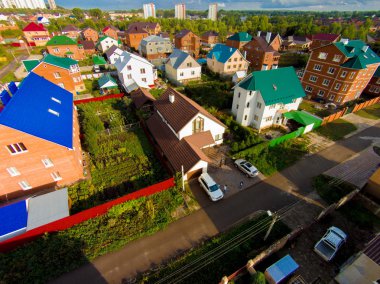 Şehir bulutlu gökyüzü altında. Yağmur yağacak..